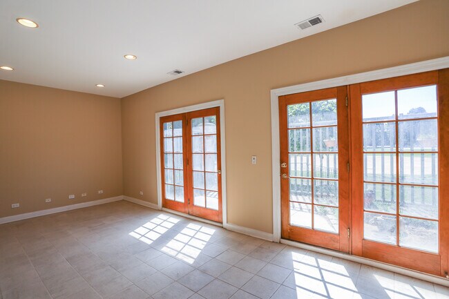 Building Photo - 4321 W Peterson Ave