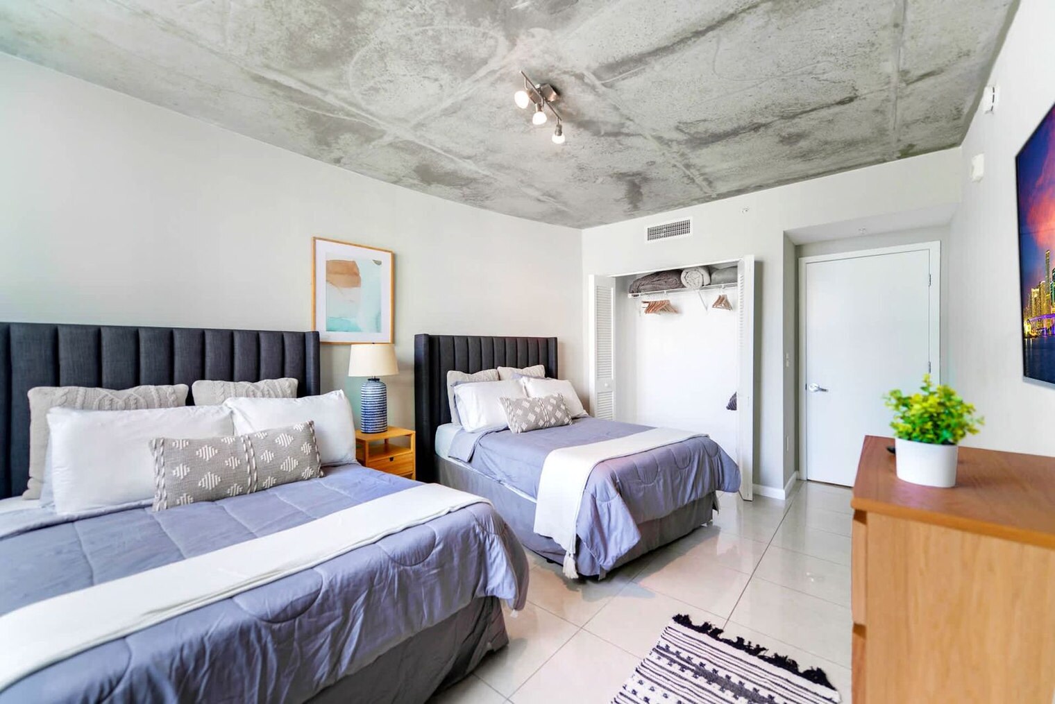 Building Photo - 3250 NE 1st Ave