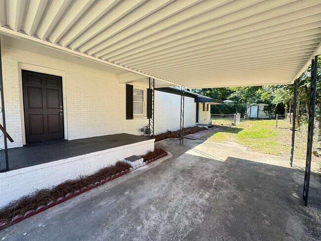 Building Photo - 4142 Bellamy St