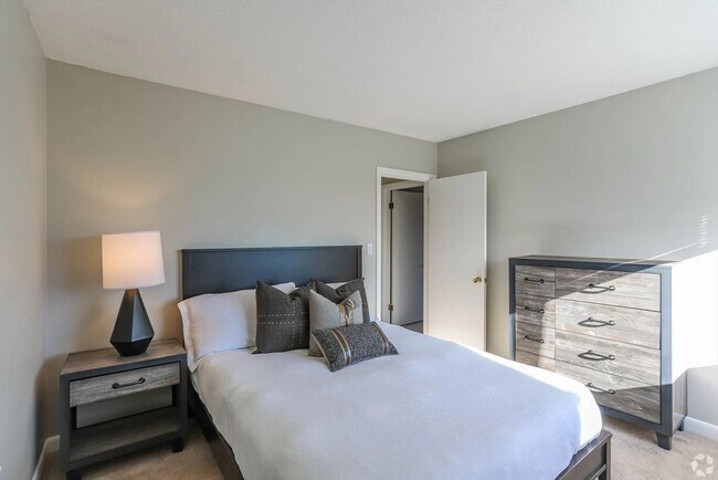 Building Photo - 8 Lakeview Gardens