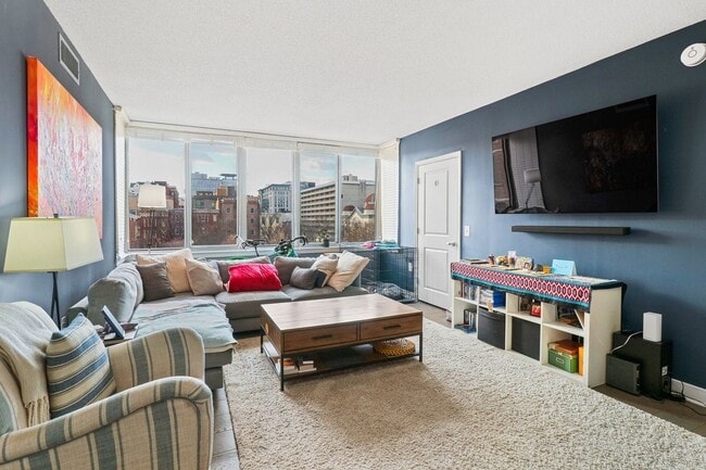 Building Photo - 2 Bedroom 2 Bath Condo Open Floor-plan, Stainless Steel Appliances, Pool, Concierge and More