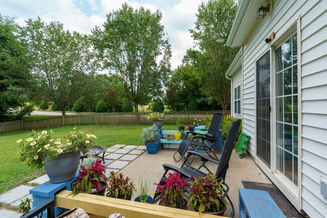 Building Photo - Corner lot 3 bed 2.5 bath with large fenced yard in Grove Park!