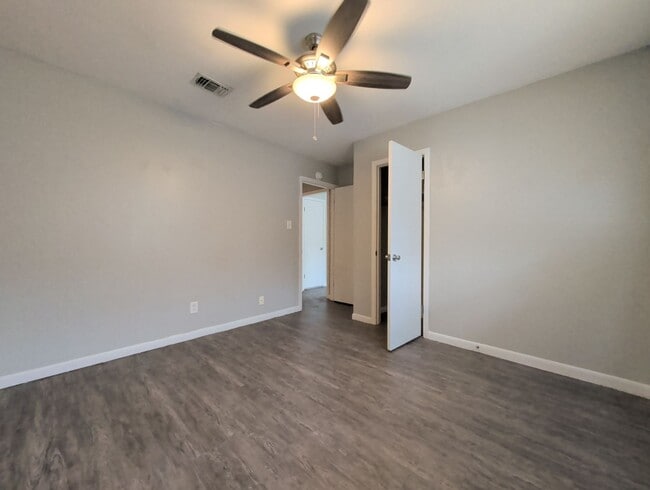 Building Photo - Updated Brookridge Townhome Available Now