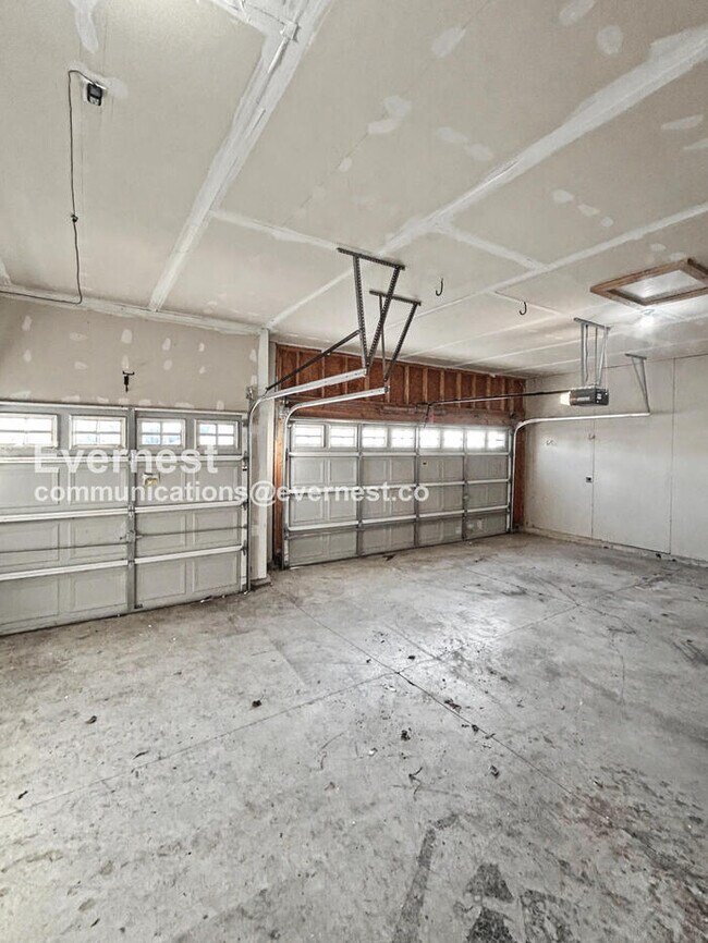 Building Photo - Limited Time Special Offer / Spacious 4-Bed Home with 2-Car Garage & Modern Amenities