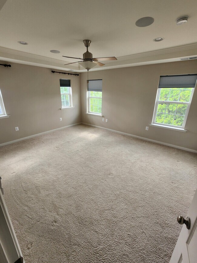 Building Photo - 559 Town Run Ln