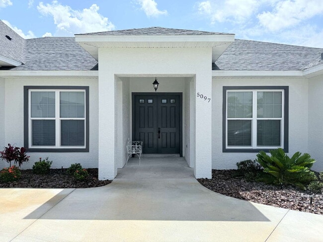 Building Photo - 5 Bedroom and 6 Bathroom, Lake view House