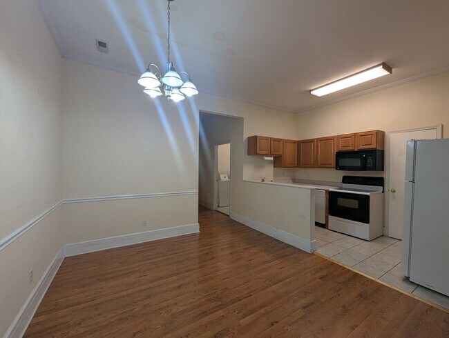 Building Photo - Huge 3 Bedroom/ 2 Bath Upstairs Apartment