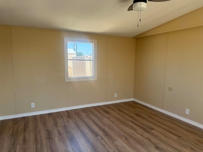 Building Photo - 327 Lewis Dr