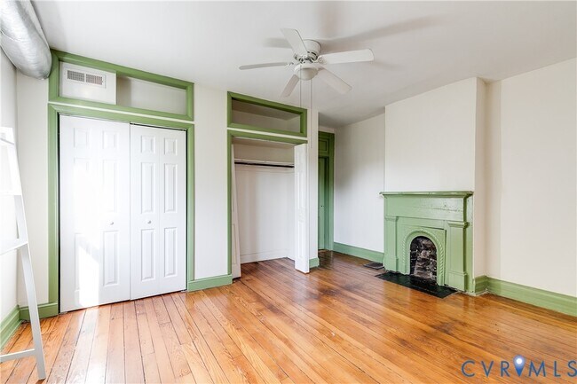 Building Photo - 430 S Pine St