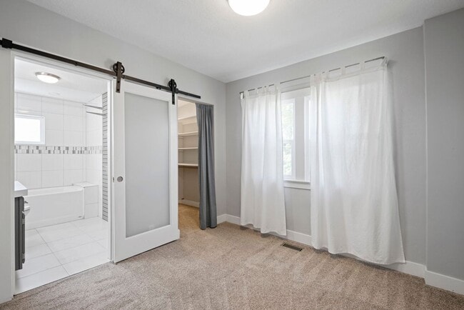 Building Photo - Beautiful Home in Amazing Salt Lake Location!