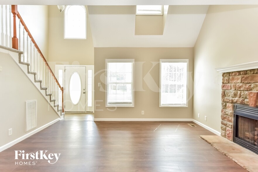 Building Photo - 3668 Aurora Dr