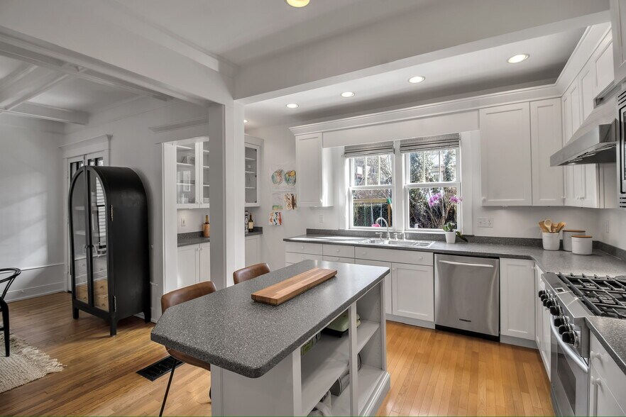 Building Photo - 827 Bird Ave