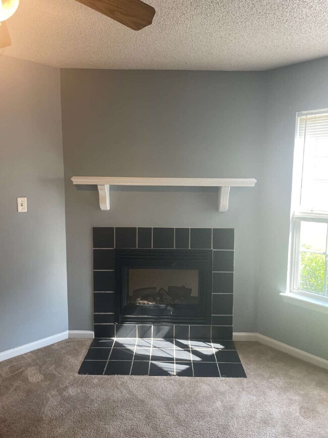 Building Photo - Two Bedroom, 1.5 Bath Townhome-201 Mesa Ln.