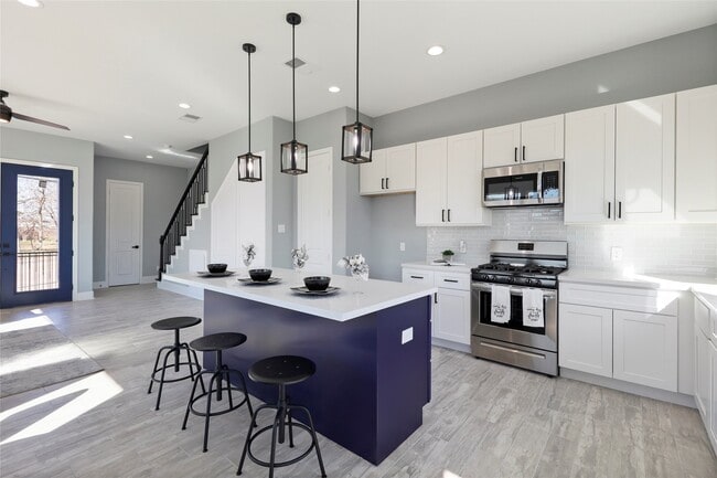 Building Photo - 2208 Des Chaumes St