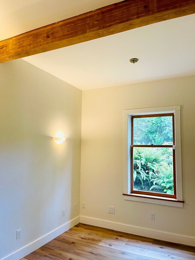 Building Photo - Historic and Peaceful Bainbridge Island Farm