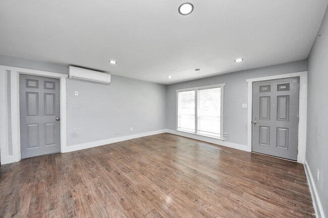 Building Photo - 5738 Kenilwood Dr