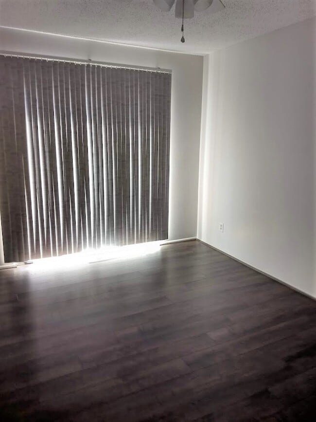 Building Photo - 29 Lakeshore Terrace