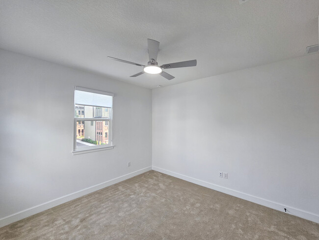 Building Photo - 408 E Oak Ave