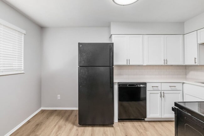 Building Photo - 611 Riverview Dr