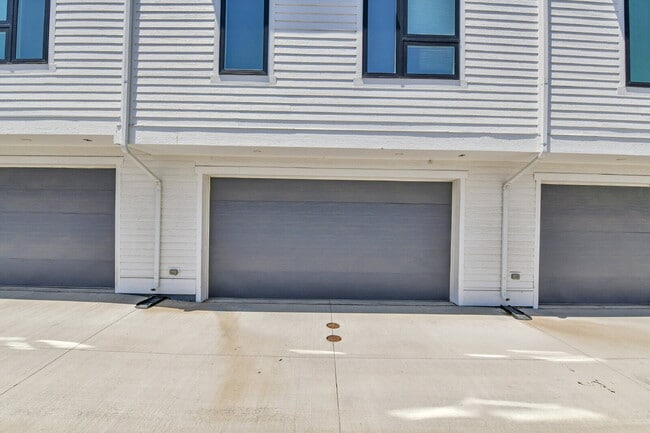 Building Photo - $2,895.00 - 2 Bed, 2.5 Bath Townhome in Prime Denver Location!