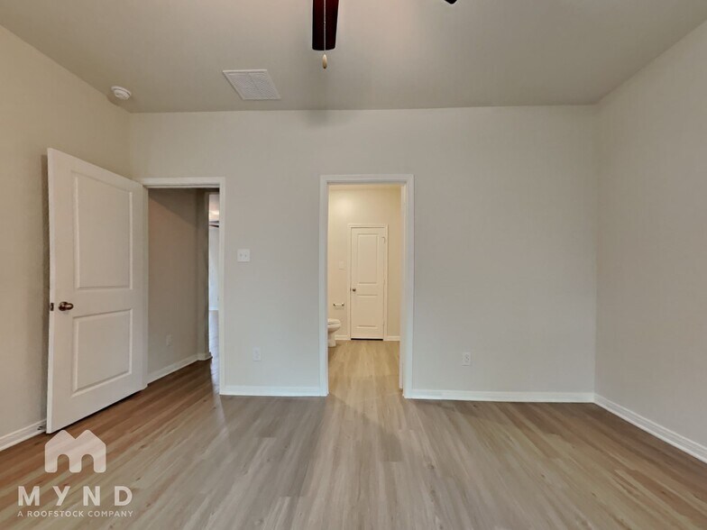 Building Photo - 15419 Maple Ter Dr