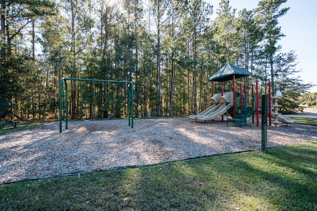 Building Photo - 600 Trellis Square