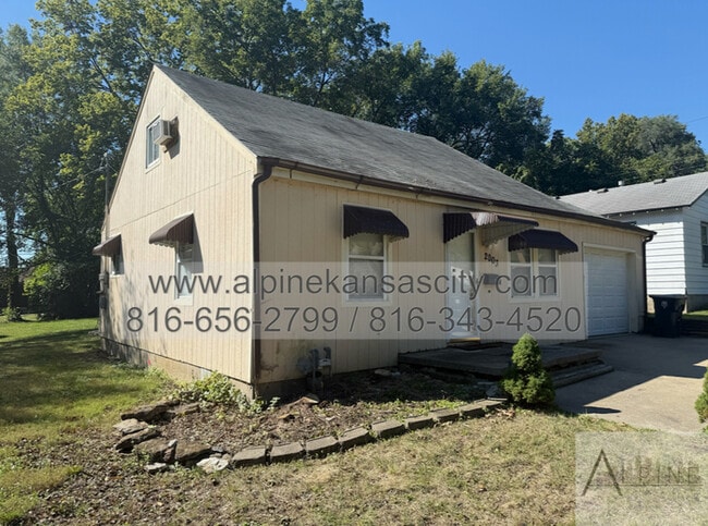 Building Photo - Super Affordable HOUSE In Center School Di...
