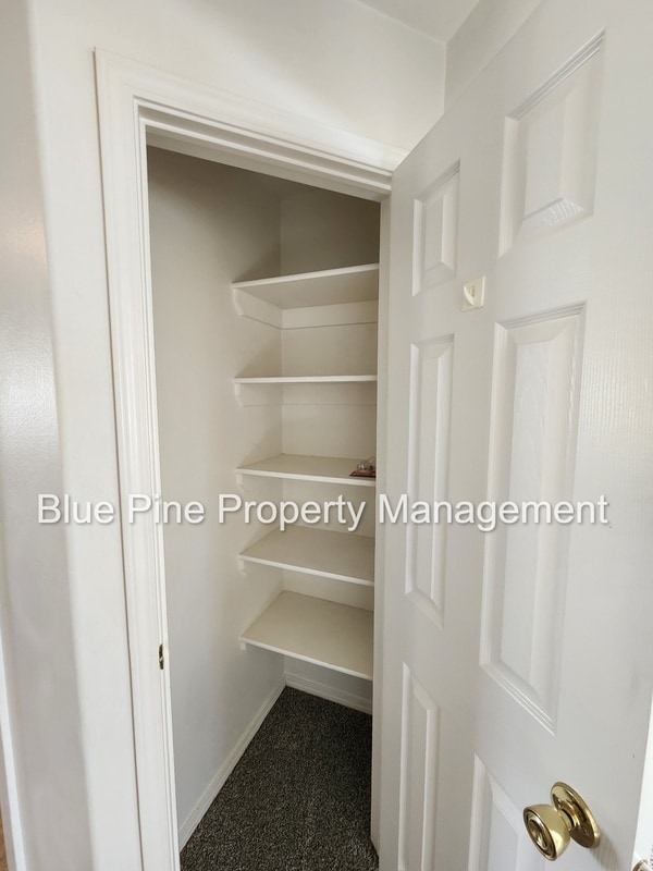 Building Photo - 952 Anne St