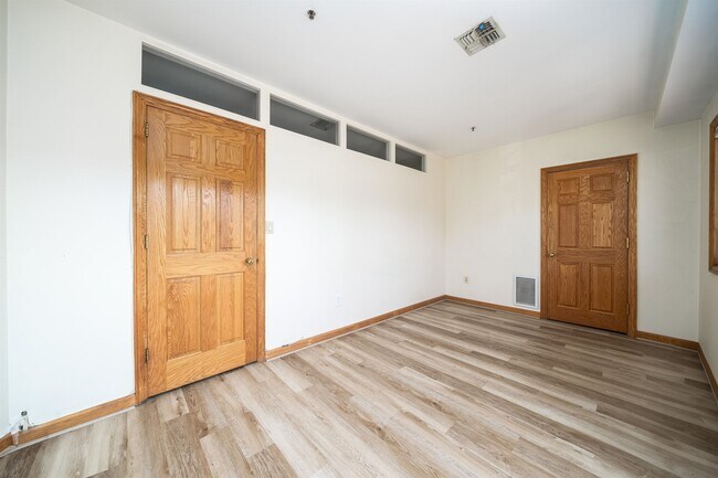 Building Photo - 72 Park Ave