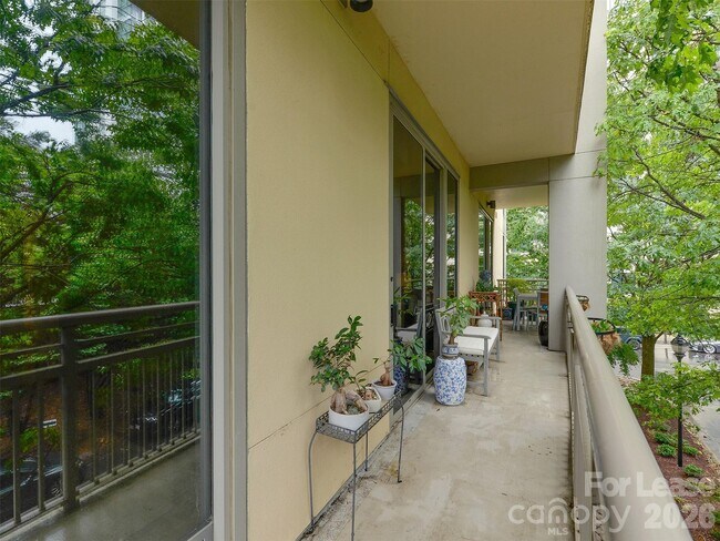 Building Photo - 701 Royal Ct