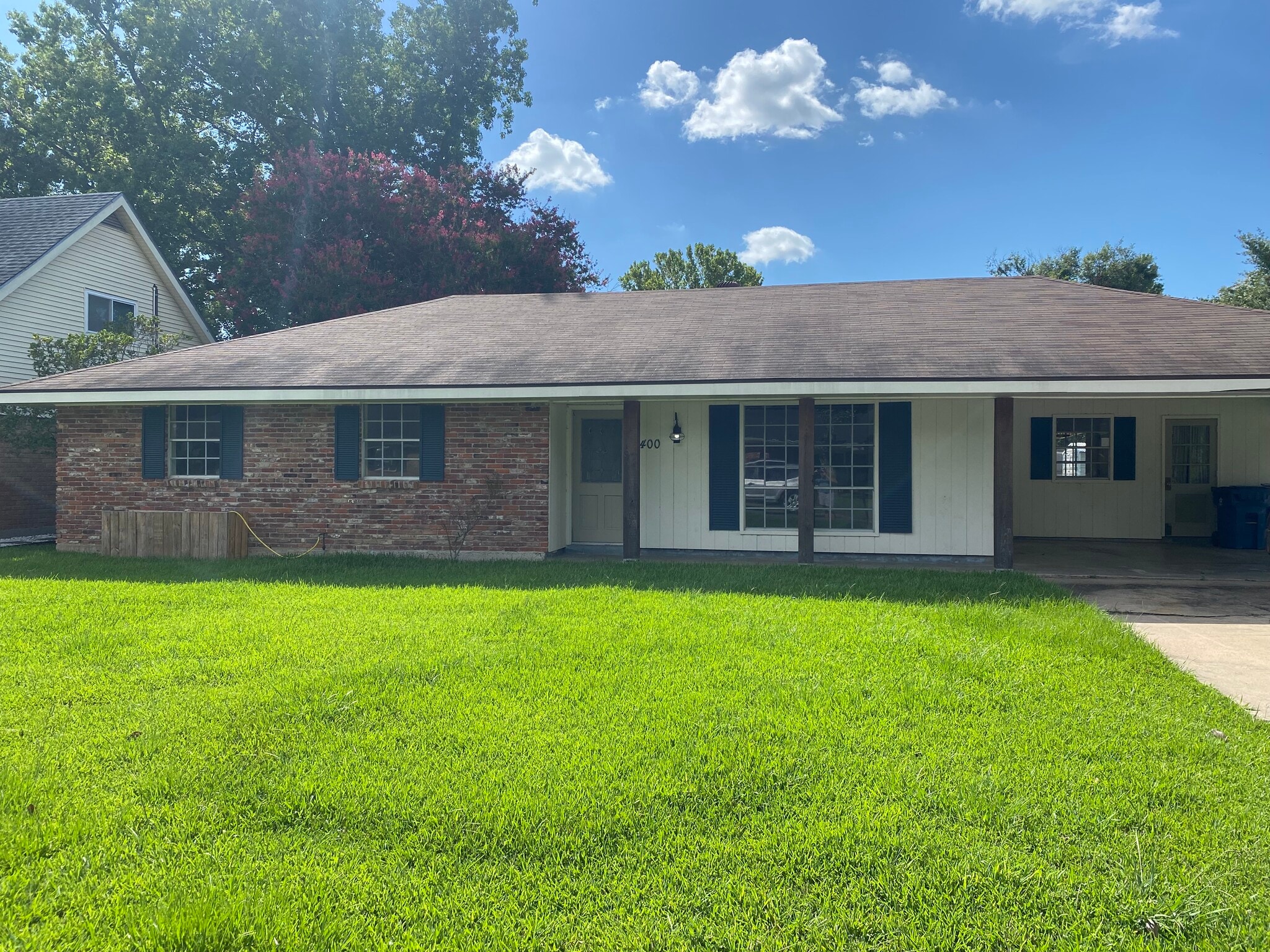 Building Photo - 400 Corona Dr