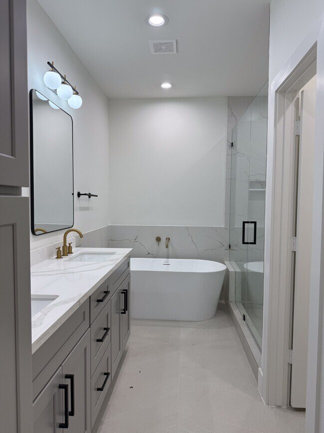 Building Photo - 9005 Comal St