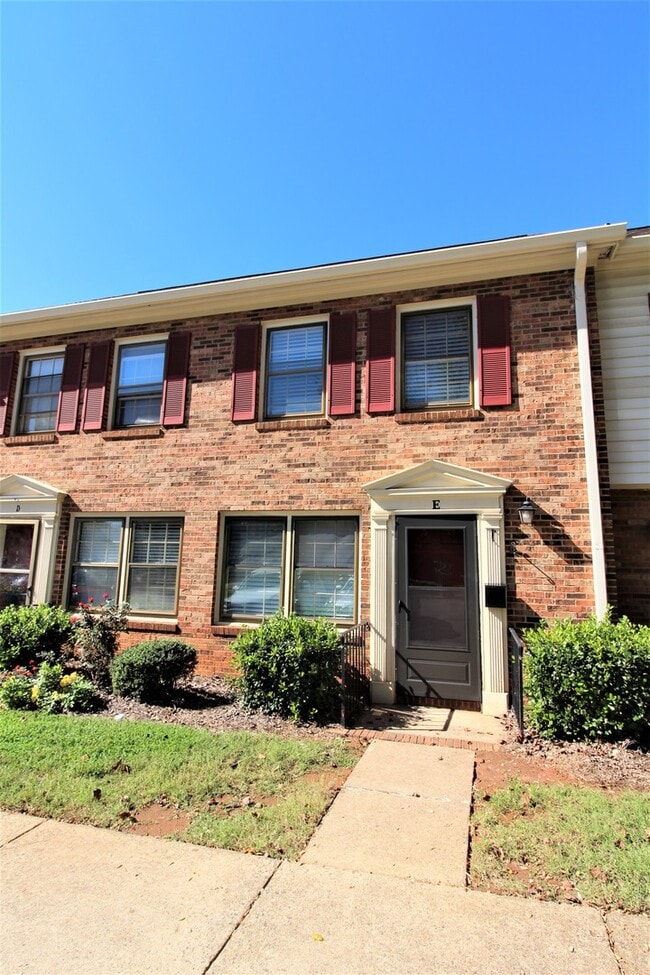 Building Photo - (MOVE-IN SPECIAL!) Renovated 2 Bedroom Tow...