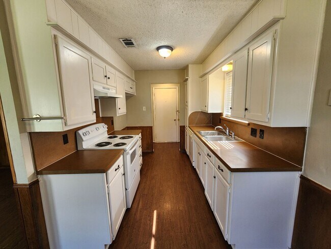 Building Photo - Classic 3 bedroom in Haltom City