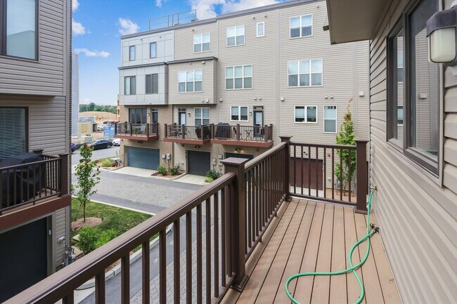 Building Photo - Luxury END-UNIT garage townhouse - 4BD/4.5BA!