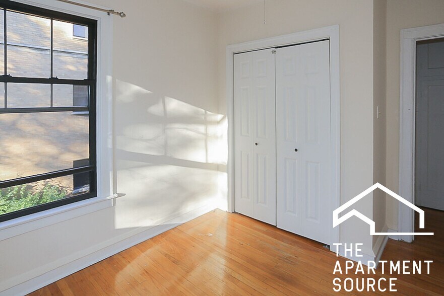 Building Photo - 5951 N Paulina St