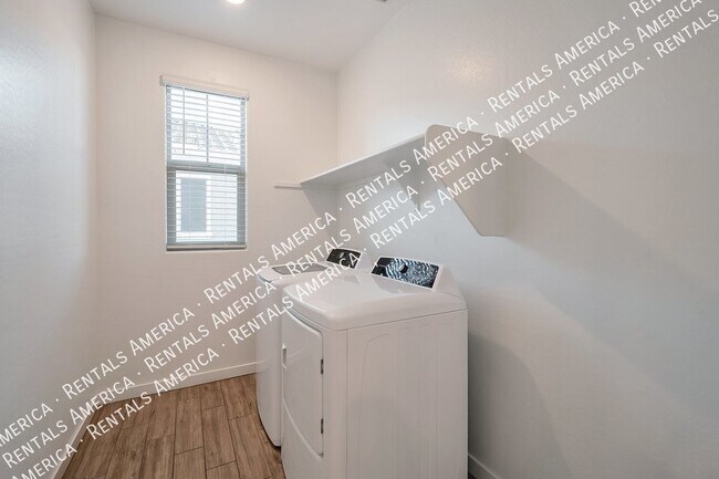 Building Photo - Amazing 3-bedroom 3 1/2 bath