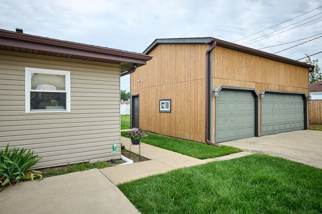 Building Photo - 8841 W Kathy Ln