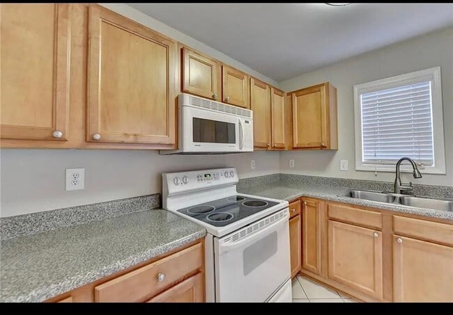 Building Photo - 810 Summer Pl NW