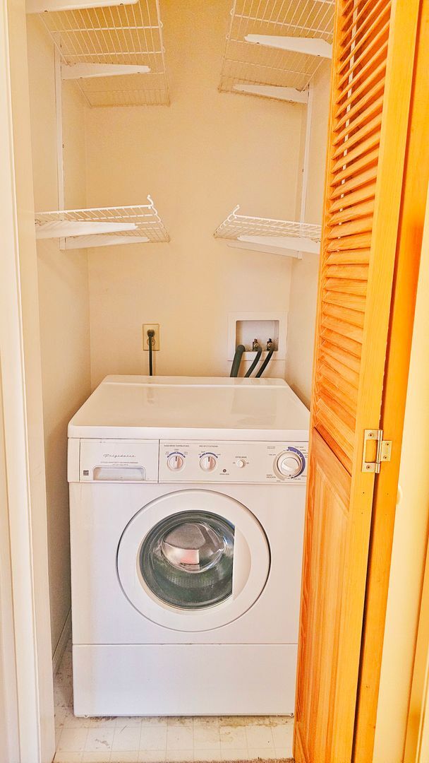 Building Photo - Charming 3-Bedroom 1.5 Bath Apt in Prime Bellevue Location.