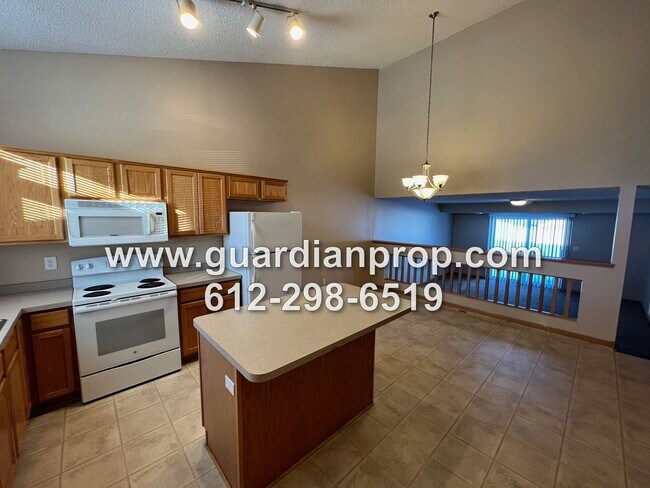 Building Photo - Townhouse Available September 1, Vaulted Ceilings, Open Floor Plan, 2 Bath, Attached Garage