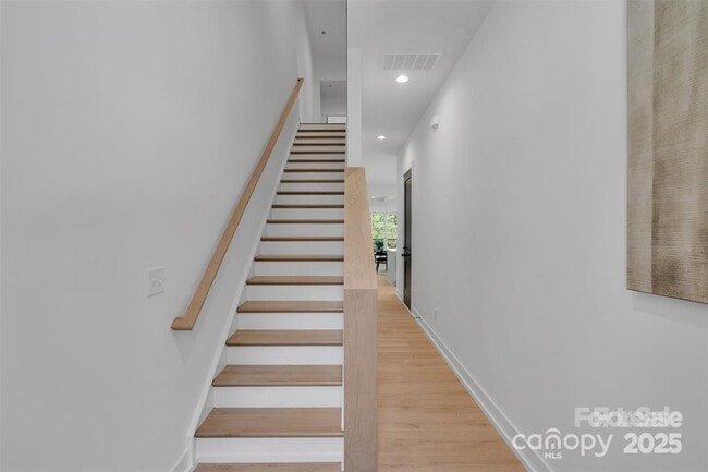 Building Photo - 5615 Lantana Ave