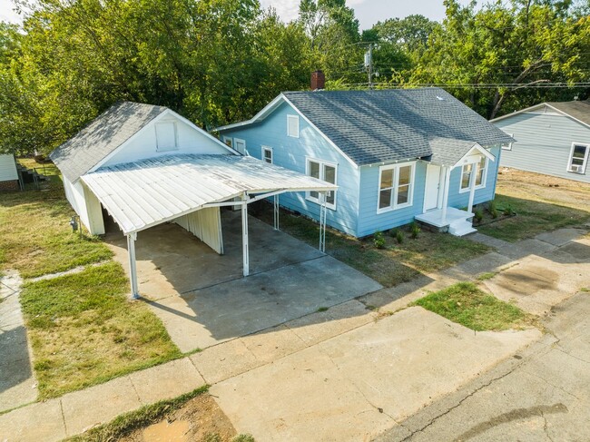 Building Photo - Freshly Updated 3 Bedroom House