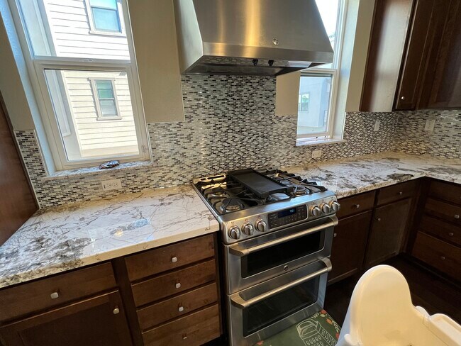 Building Photo - 215 Burbank St