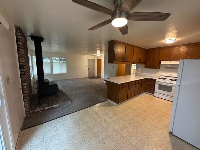 Building Photo - Charming Cascade Shores Retreat 2/1 1,000 ...