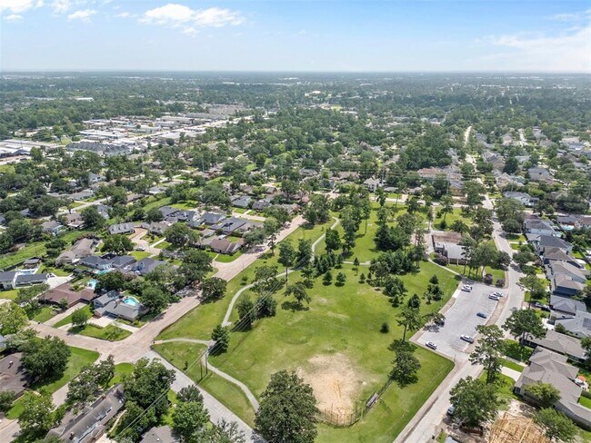 Building Photo - 5019 Oak Forest Dr