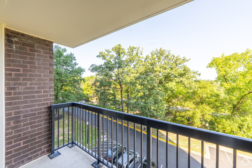 2BR, 2BA – 997SF - Balcony - Chateau