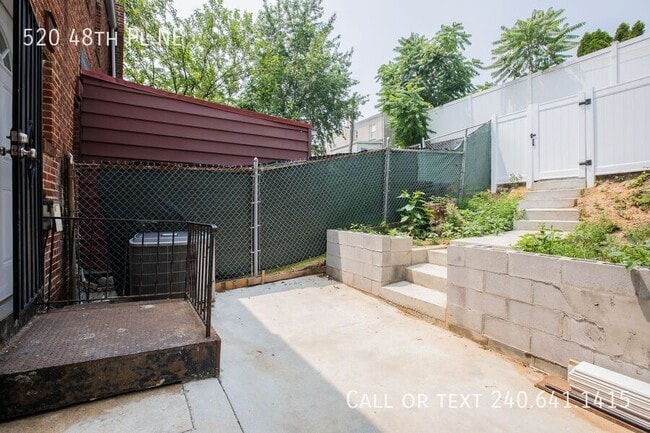 Building Photo - 520 48th Pl NE