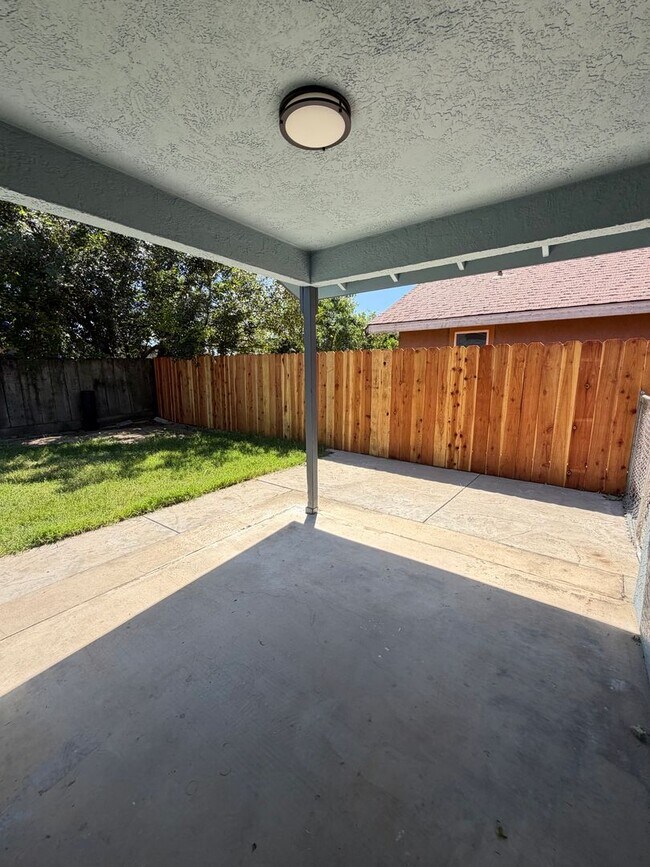 Building Photo - Beautifully Updated 3 Bedroom Home
