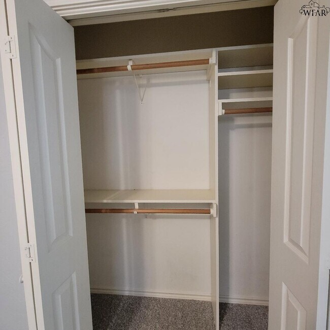 Building Photo - 4444 Phillips Dr